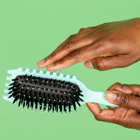 Anti-frizz hair styling brush, also for defining waves & detangling