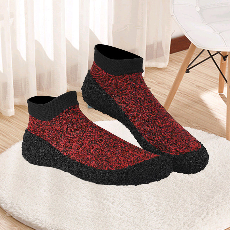 Barefoot yoga socks in black, designed for superior grip and flexibility during poses.