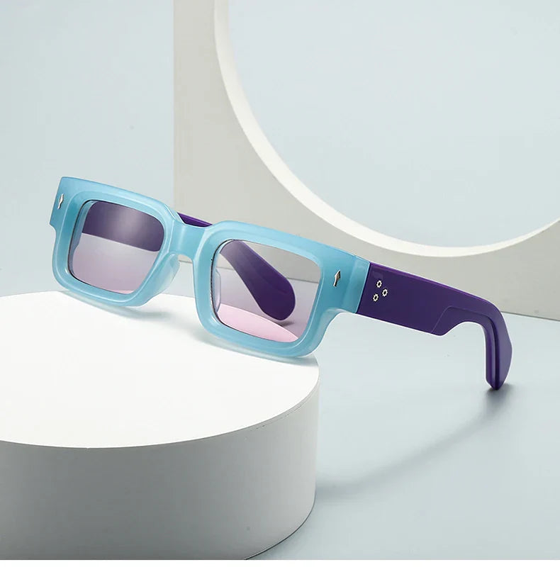 Unisex rectangular sunglasses in a bold design, emphasizing comfort and UV protection