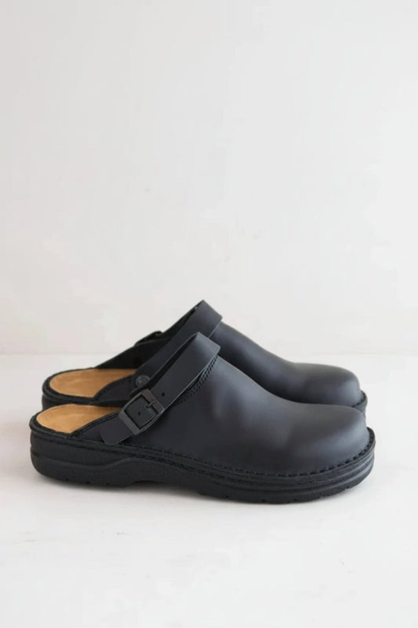 Brown slip-on clogs for men & women, designed for maximum comfort & support. Versatile footwear for work or home.