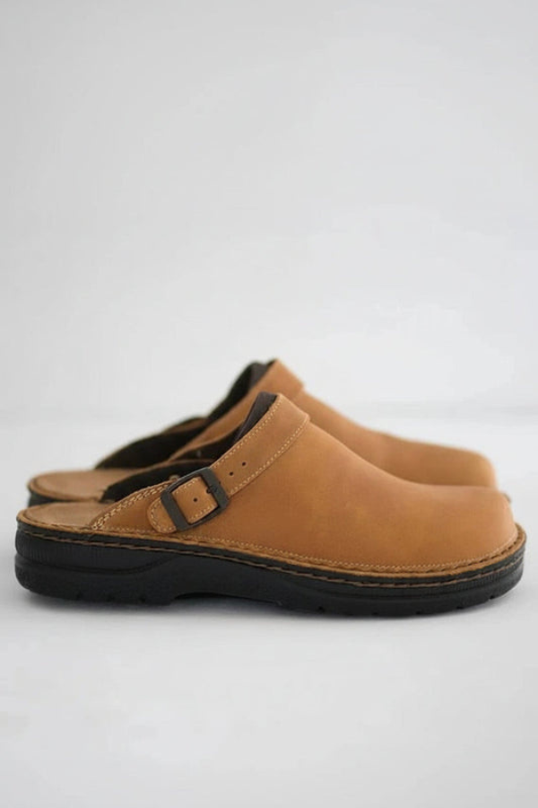 Versatile unisex clogs in black, offering slip-on convenience and ergonomic support for active daily wear.