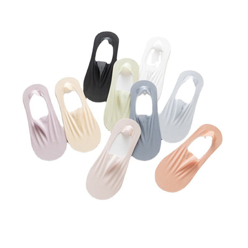 Model wearing low-cut invisible socks with sneakers; discreet and comfortable everyday footwear