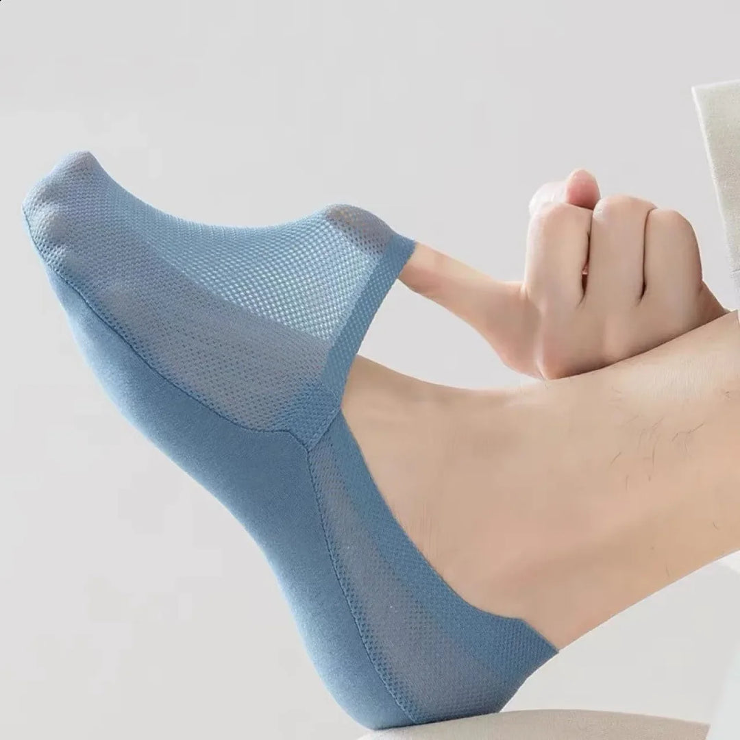 Snug fit invisible no-show socks, low-cut and breathable for all-day comfort.