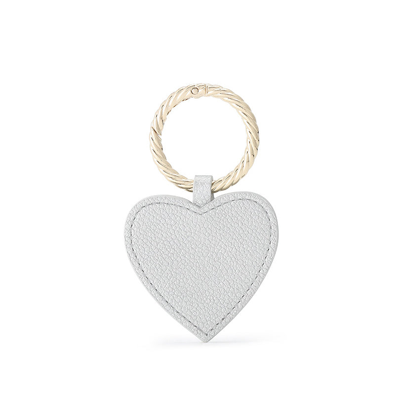 Magnetic hat clip keeping a straw hat firmly attached to a beach bag, hands free.