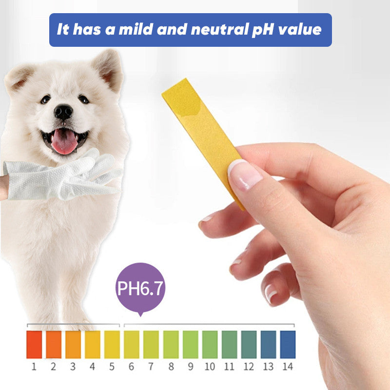 Hypoallergenic pet wipes in a glove design for effective cat & dog hygiene