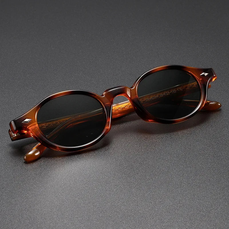 Fashionable round lens sunglasses with a retro design, perfect for women's eyewear.