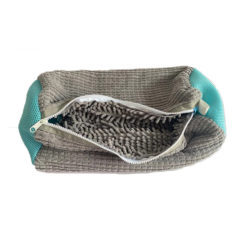 Close-up of the robust zipper and pull tab on a unisex reusable polyester laundry shoe wash bag