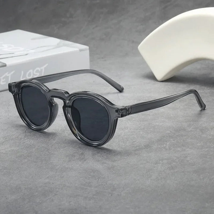 Chic round tinted sunglasses, unisex, combining fashion and comfort.