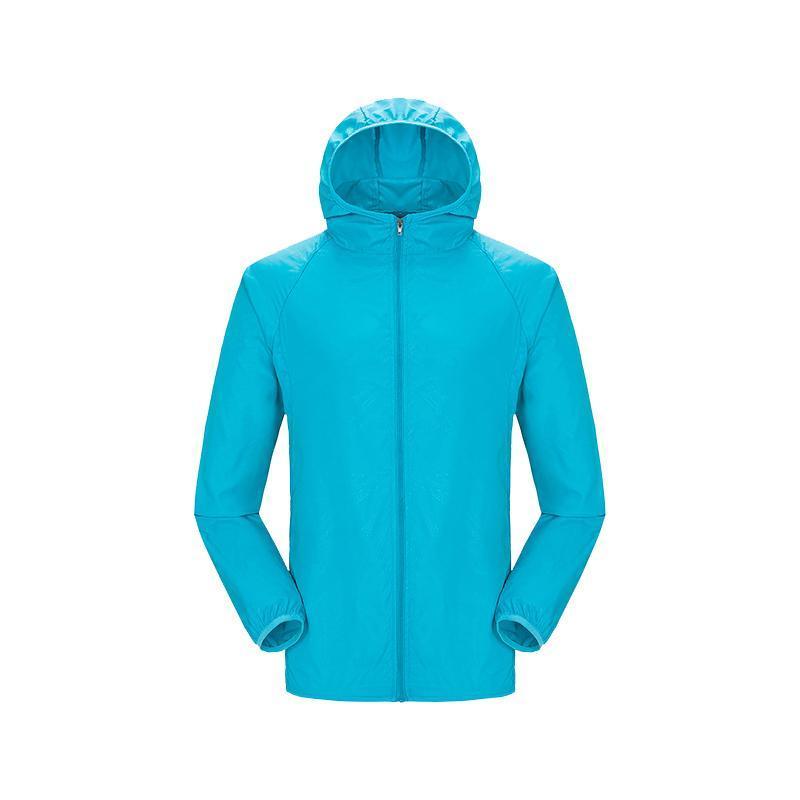Detail of the zipper and hood of the ultralight windbreaker, offering enhanced weather protection.