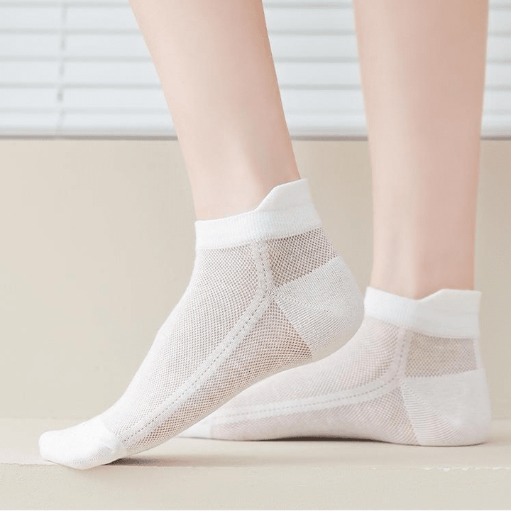 Seamless Ultra-Thin No-Show Liner Socks, ideal for men and women, featuring a non-slip heel.