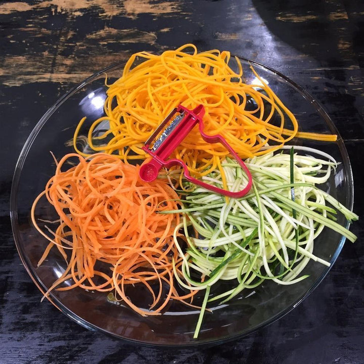 Compact kitchen peeler set with three different blades for efficient vegetable and fruit peeling