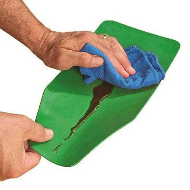 Automotive fluid transfer funnel, flexible and reusable, designed for efficient and clean mechanic work.