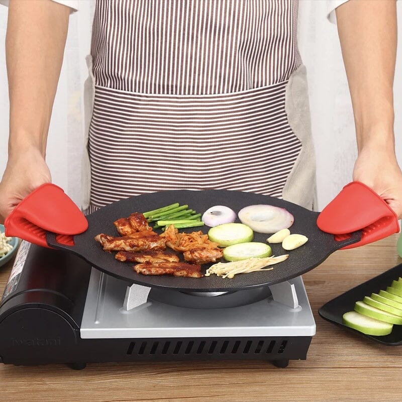 Versatile non-stick round grill pan with ribbed surface, ideal for searing meats and vegetables