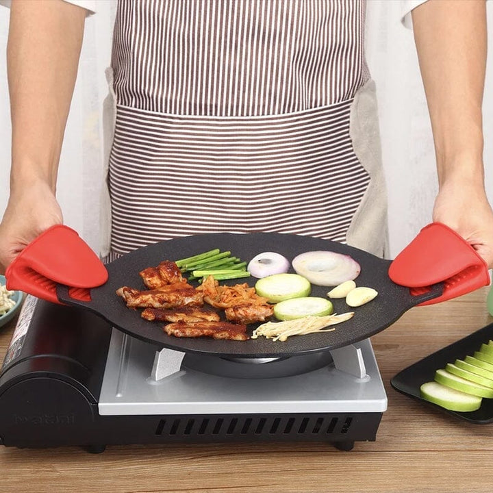 Versatile non-stick round grill pan with ribbed surface, ideal for searing meats and vegetables