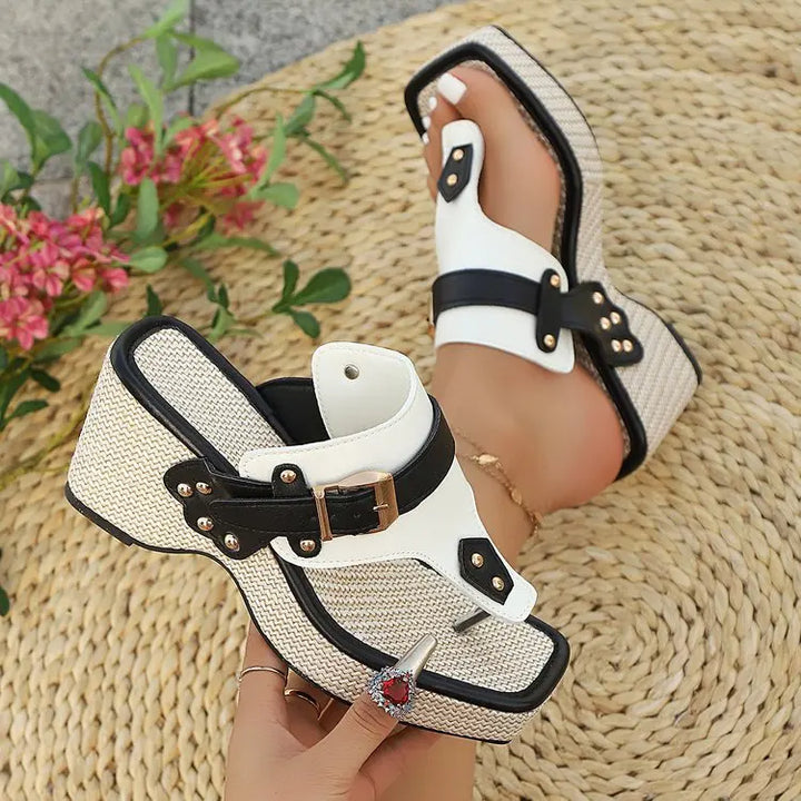Comfortable women's platform slides with an adjustable strap, ideal for casual summer outings and everyday wear