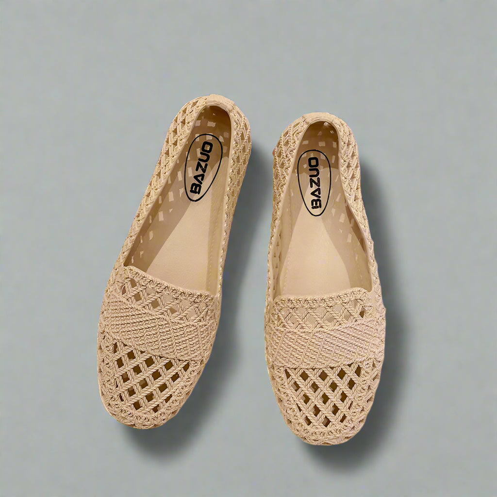 Casual black slip-on flats for women, perfect for comfortable spring footwear
