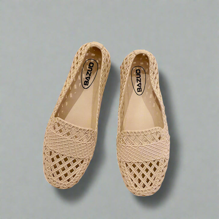 Casual black slip-on flats for women, perfect for comfortable spring footwear