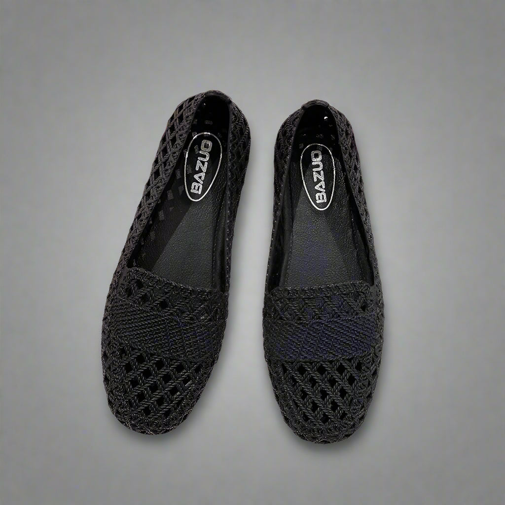 White women's slip-on shoes, a comfortable and versatile option for spring outfits