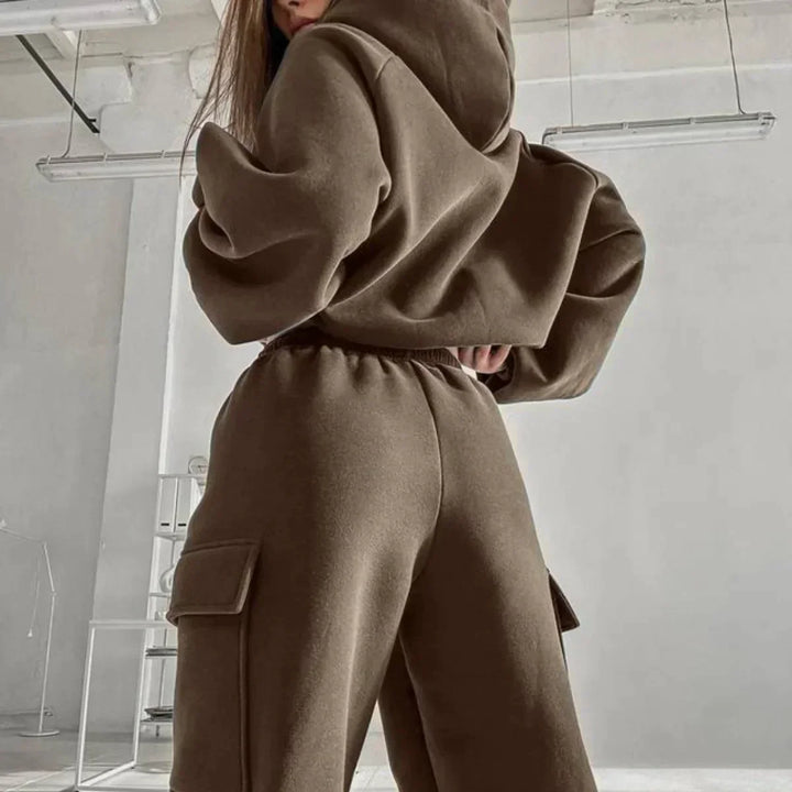 Stylish women's sweatsuit with cargo pockets, perfect for casual wear