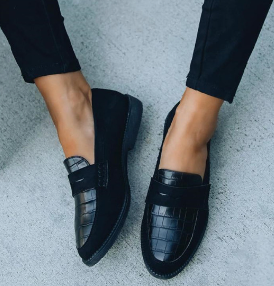 Stylish women's crocodile texture loafers in a slip-on design, ideal for casual chic outfits
