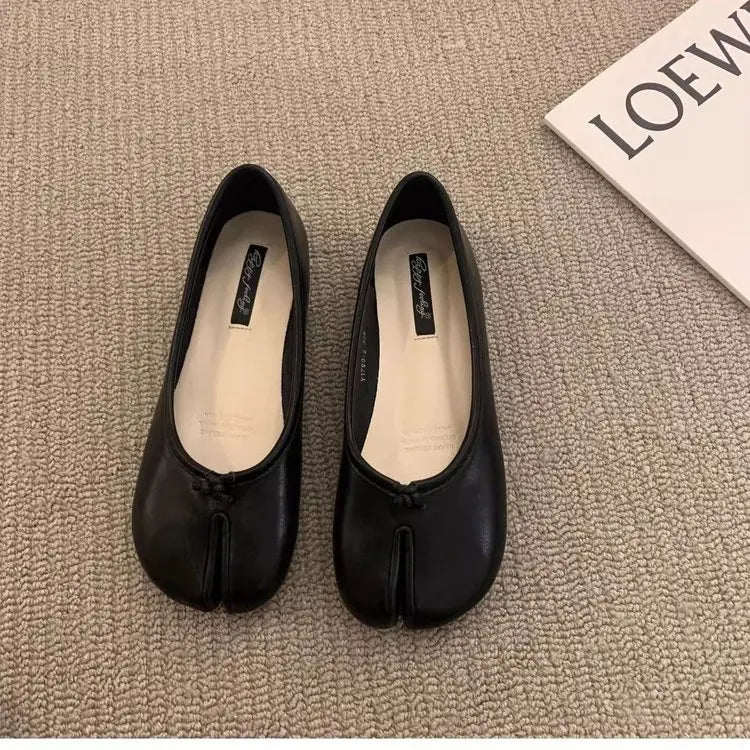 Comfortable and stylish women's split toe slip-on flats, for a modern look.