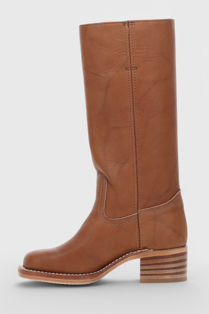 Classic black leather knee-high boots for women, an essential piece for footwear collections.