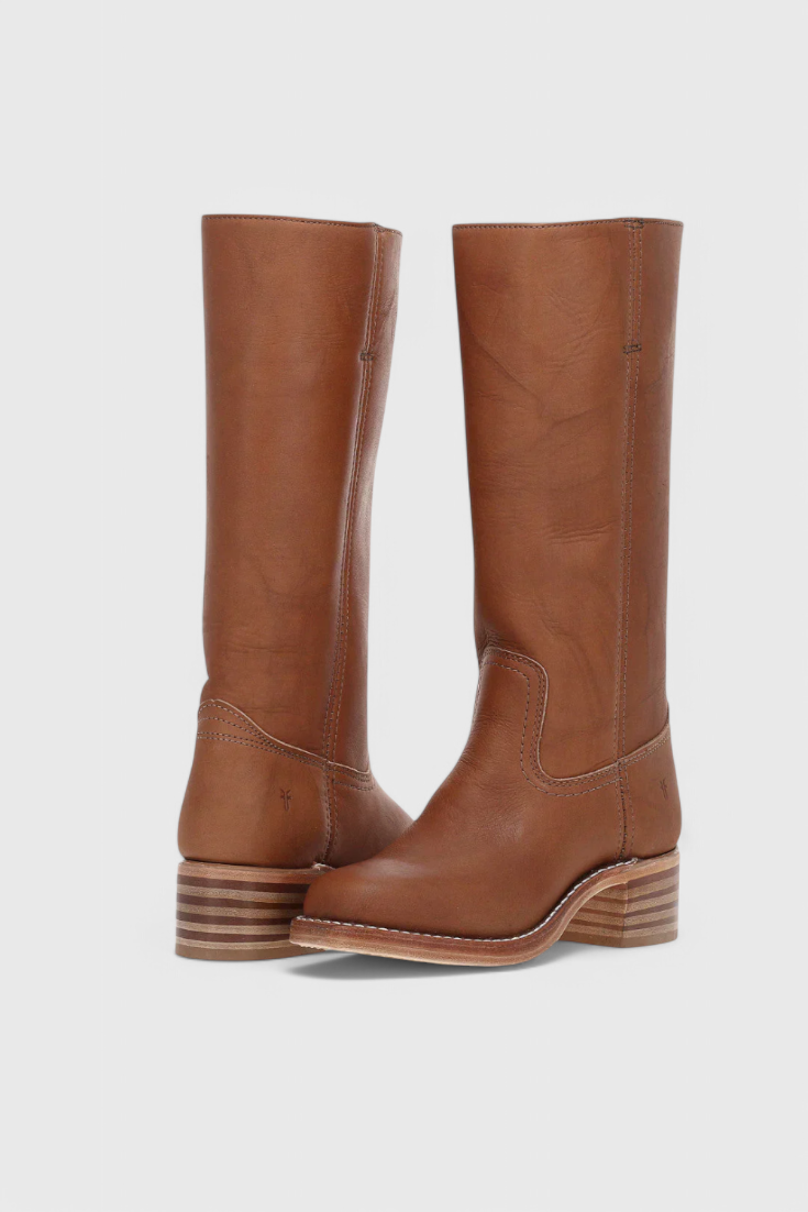Elegant women's leather knee-high boots with a comfortable heel, ideal for autumn outfits.