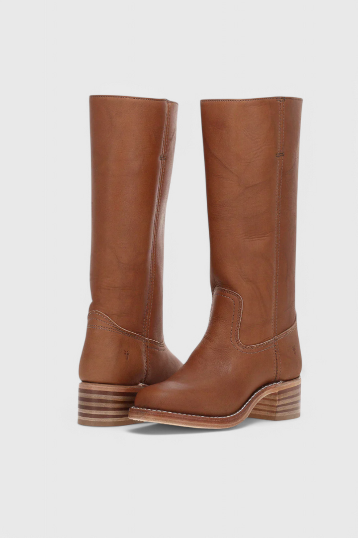Elegant women's leather knee-high boots with a comfortable heel, ideal for autumn outfits.