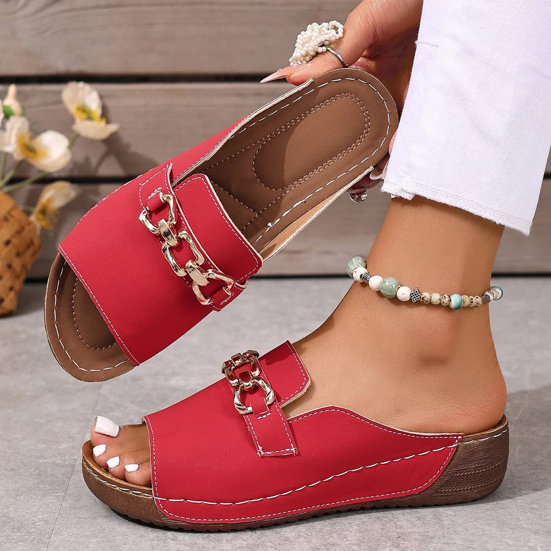 Durable women's platform chain sandals, perfect for versatile summer outfits