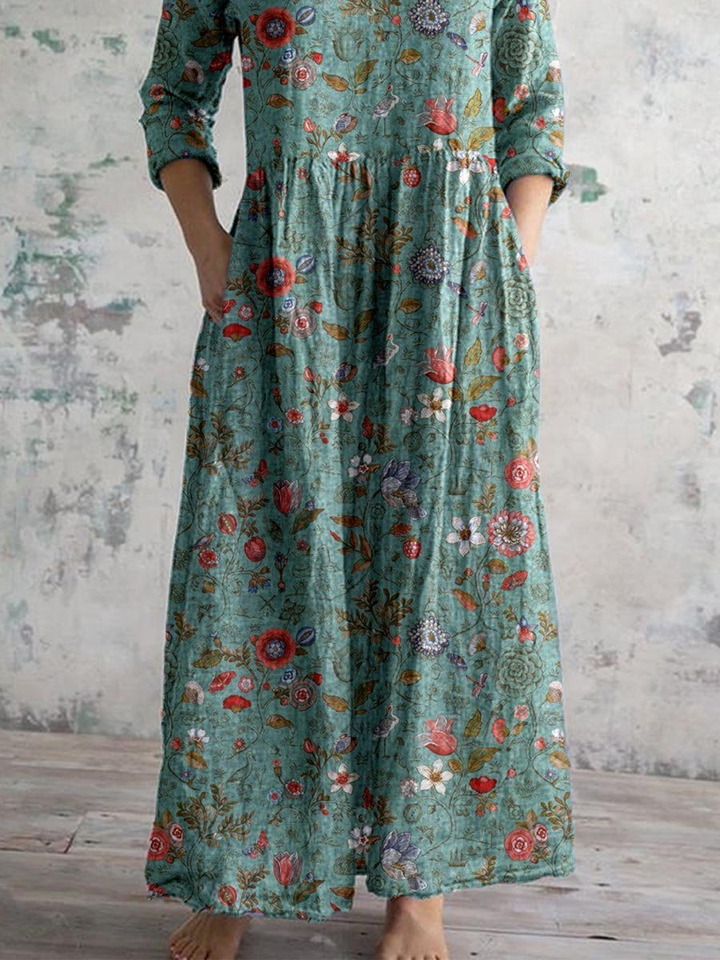 Comfortable women's floral print V-neck maxi dress, ideal for summer, with a stylish boho design and pockets.