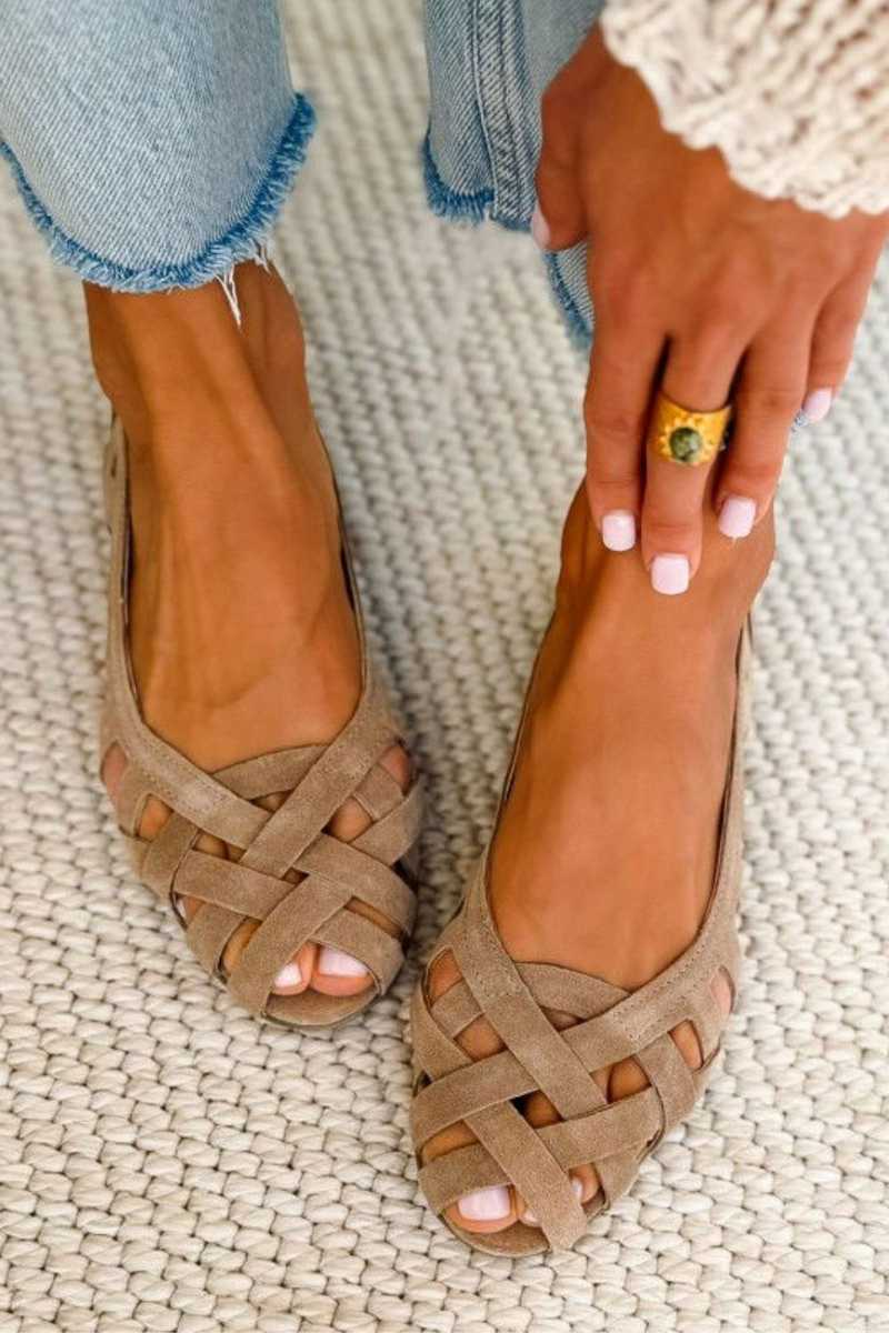 Lightweight summer sandals for women with comfortable braided crossover design, perfect for beach.