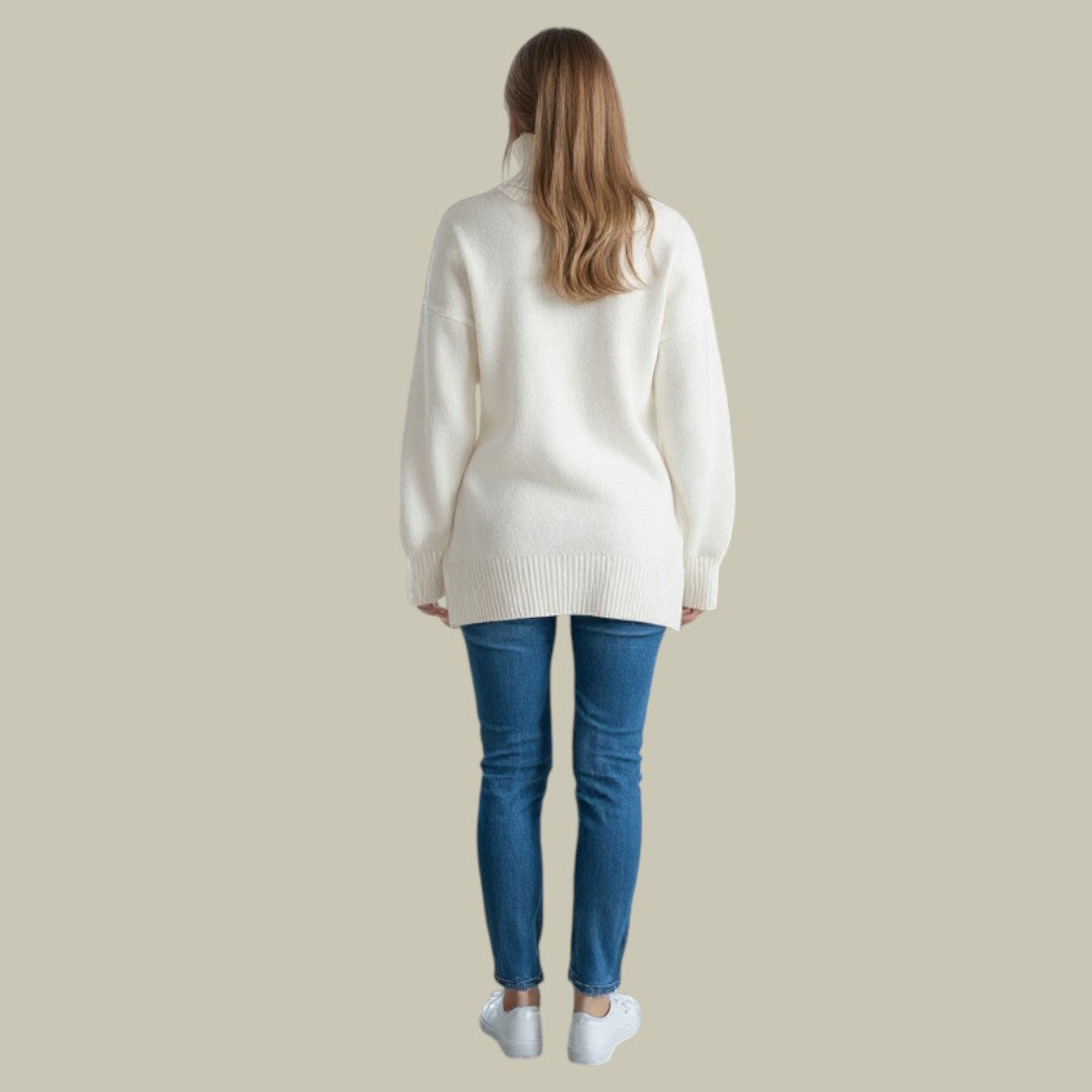 Cozy women's knitwear turtleneck sweater in a relaxed fit, ideal for cold weather fashion