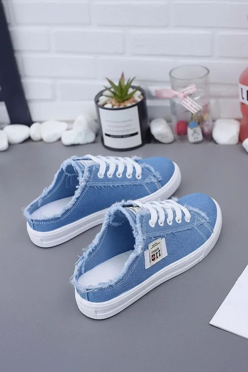 Women's casual high-top sneakers, ideal for everyday style & streetwear. Lace-up design for comfort.