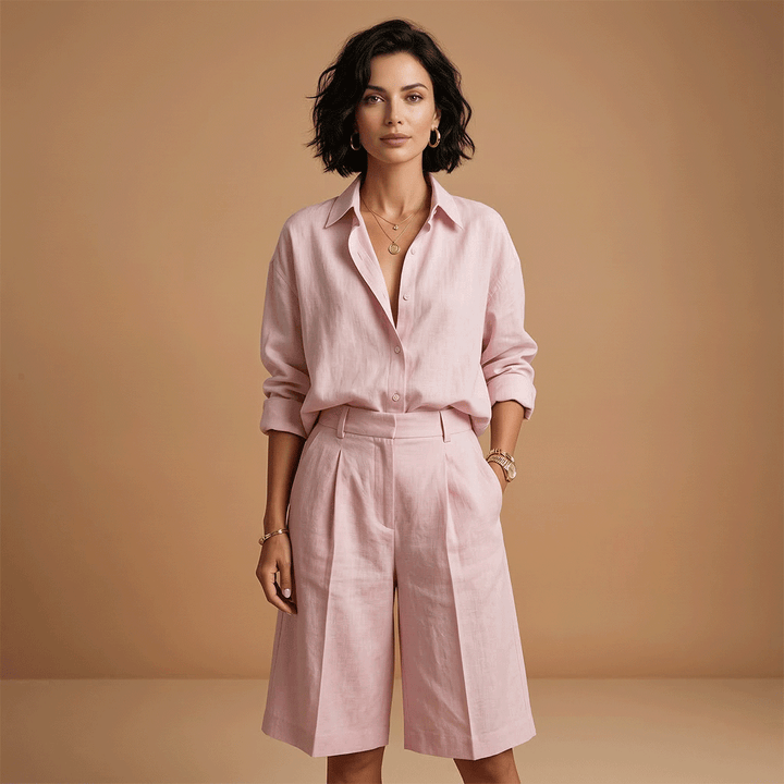 Chic two-piece women's casual set: long sleeve top & high-waisted shorts. Ideal for leisure and travel comfort.