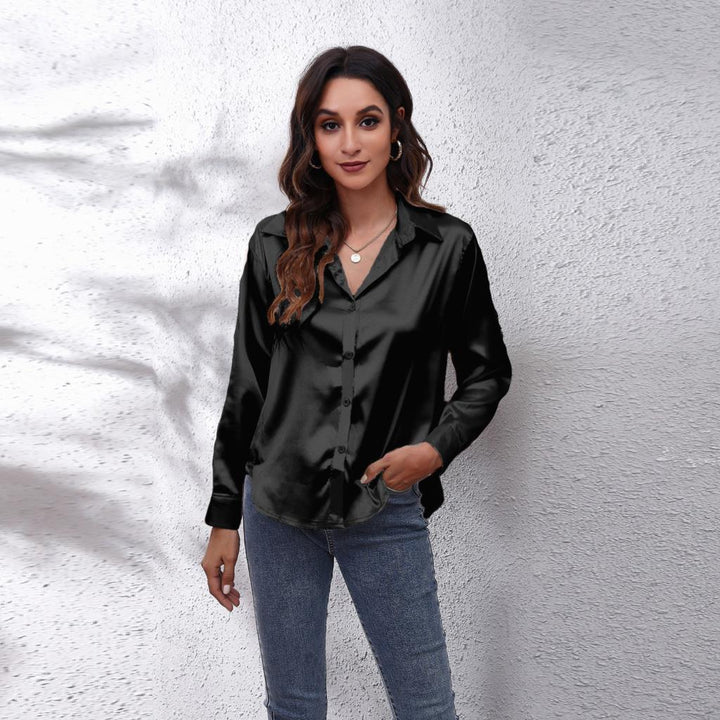 Relaxed fit women's satin blouse with long sleeves, ideal for casual and fashionable outfits