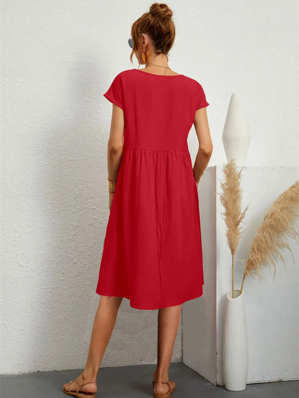 Comfortable women's tiered midi dress with pockets. Versatile short sleeve for spring/summer.
