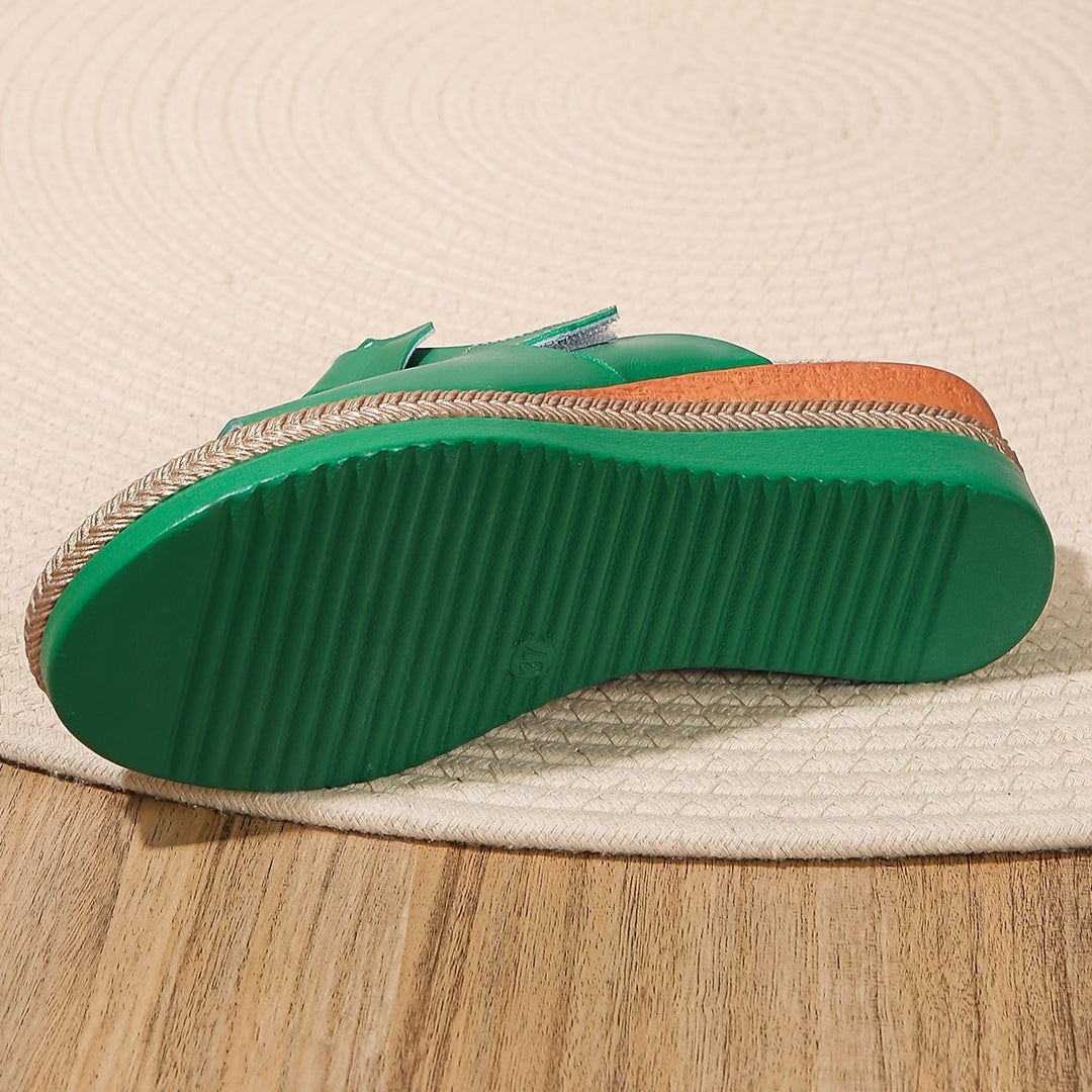 Versatile women's casual sandals, offering comfort and style for any summer occasion.