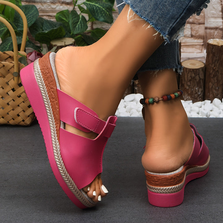 Women's walking sandals, combining stylish design with everyday comfort for active summer days.