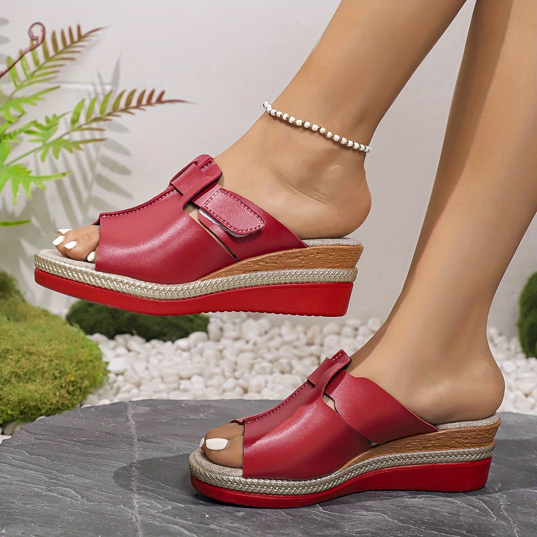 Soft casual women's sandals, stylish and comfortable flats for versatile summer fashion.