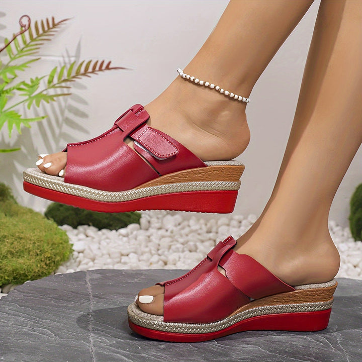 Soft casual women's sandals, stylish and comfortable flats for versatile summer fashion.