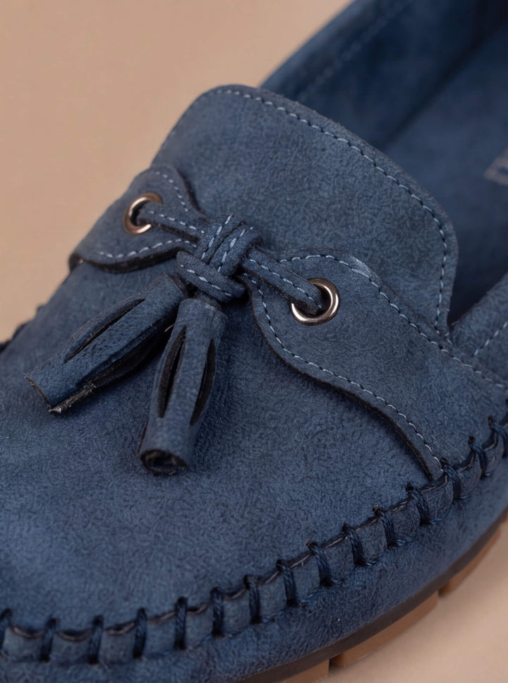 Stylish women's moccasin loafers featuring playful tassels, offering effortless comfort for daily wear.