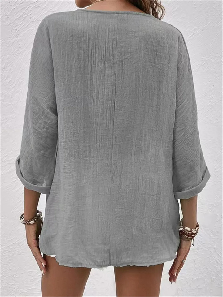 Solid color women's top with V-neck and front buttons. Three-quarter sleeves, perfect for casual spring outfits.