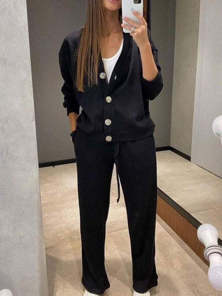Comfortable women's two-piece set featuring a soft cardigan and relaxed drawstring pants for casual wear.
