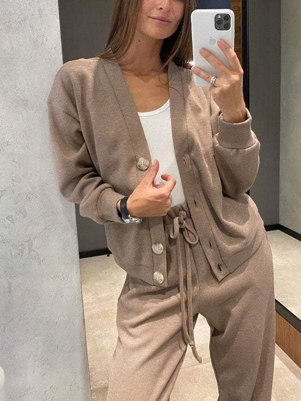 Cozy women's fashion: relaxed cardigan and matching drawstring pants set, perfect for everyday loungewear.