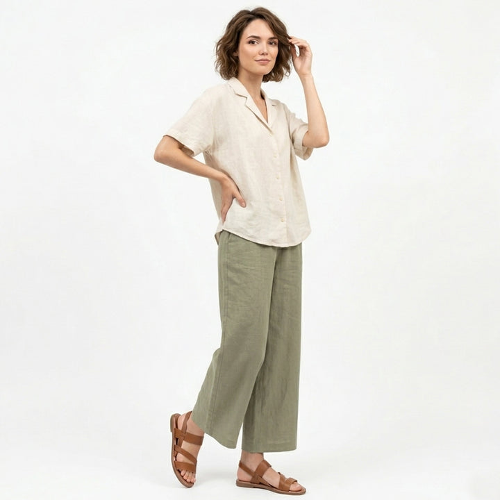 Effortless women's flat sandals with open-toe and crossover straps.