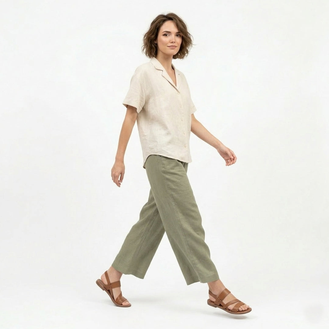 Stylish women's summer sandals, comfortable flat design with chic crossover straps.