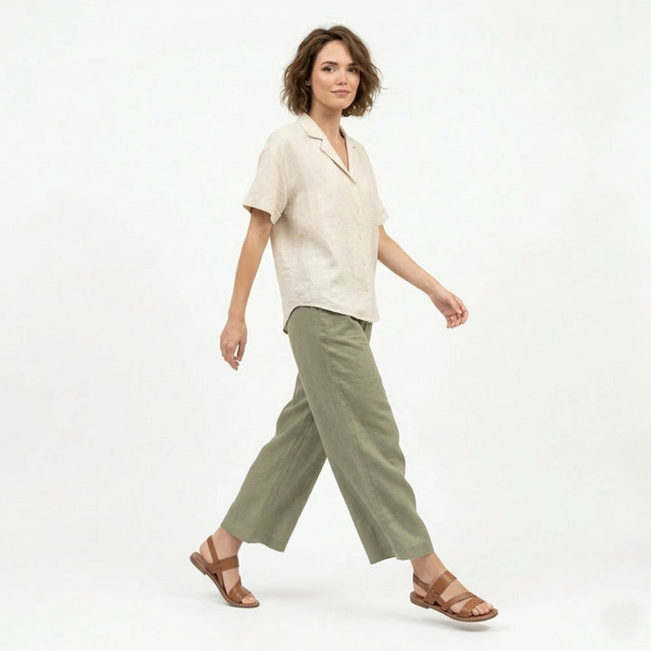 Stylish women's summer sandals, comfortable flat design with chic crossover straps.