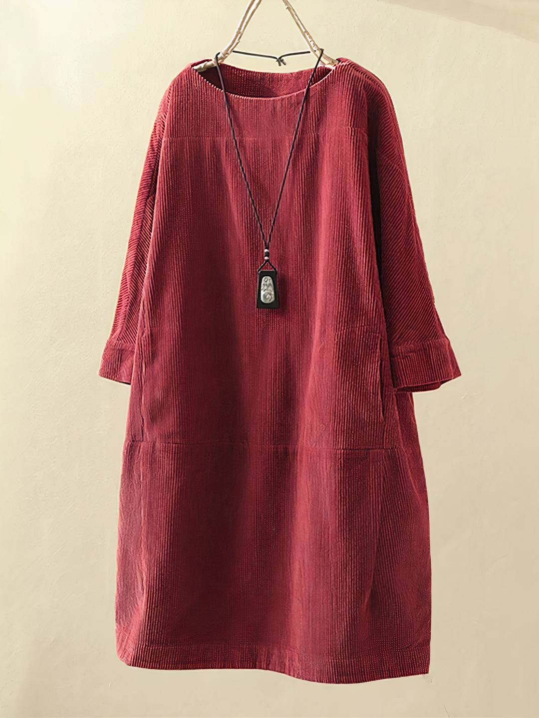 Stylish women's midi dress with a round neck and convenient pockets. A versatile everyday fashion choice.