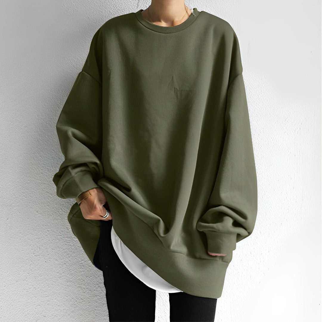 Chic women's oversized sweater. Versatile long-sleeve knitwear for cozy and stylish fall & winter outfits.