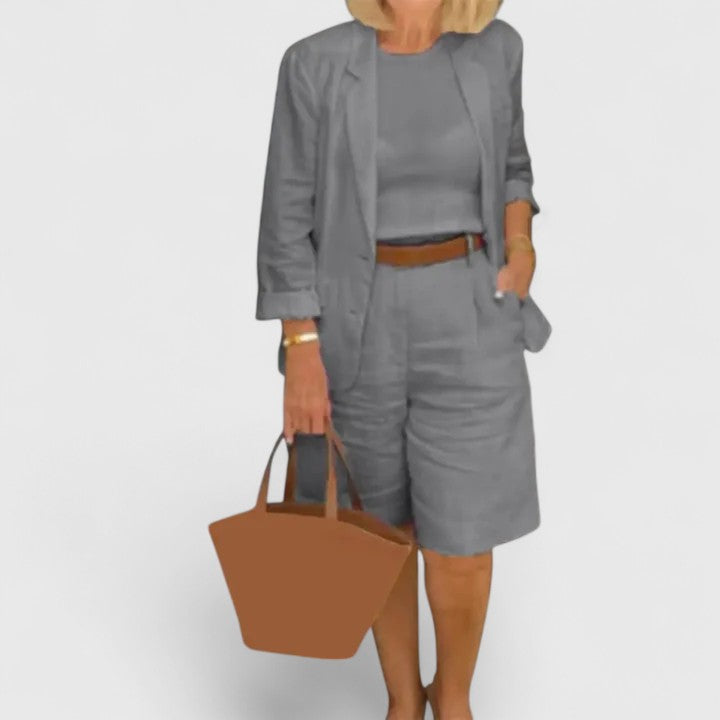Relaxed fit women's blazer & high-waisted Bermuda shorts suit set, a perfect summer style ensemble.